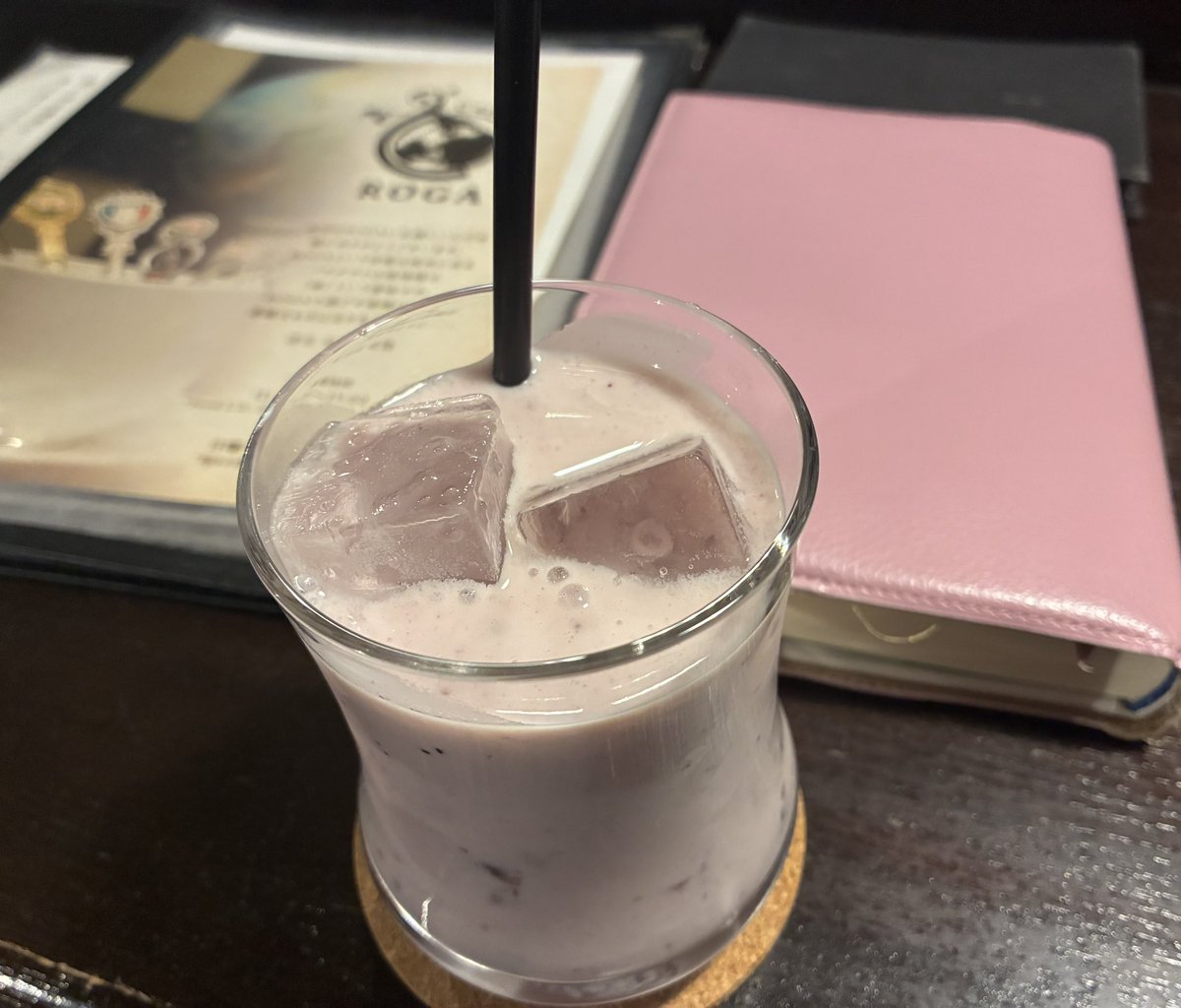 keroruu's tweet photo. 飲み会前にひと休み。ブルーベリーラッシーと『夏帆』 https://t.co/Vuy27kR56t