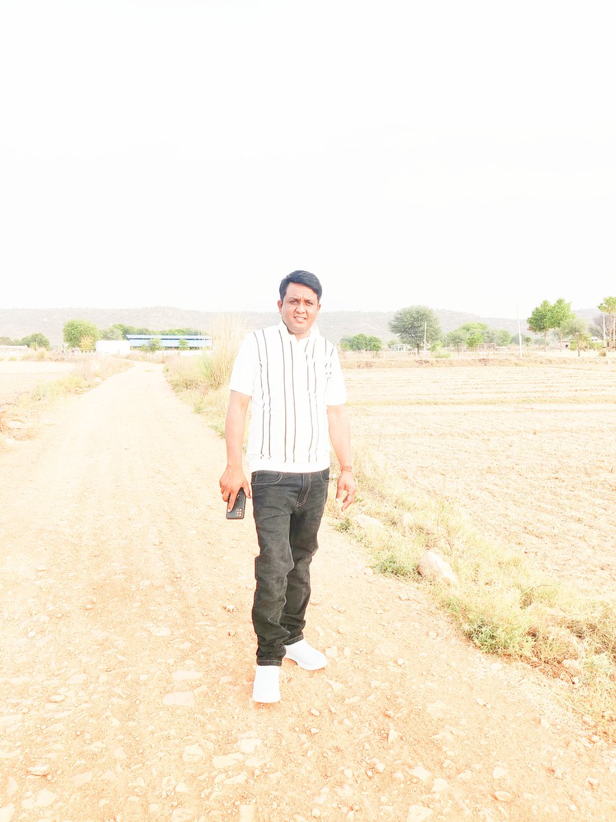 vikashtatu21's tweet photo. जो चेहरे की हंसी के पीछे का दर्द न समझ पाए,
वो दिल में उमड़ता गम का समंदर क्या देख पाएंगे।। https://t.co/R56hKYl6vJ