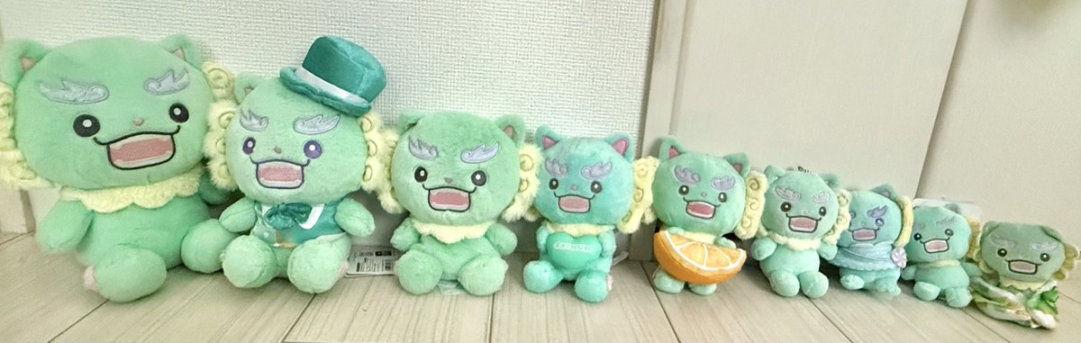 yonajam_mily's tweet photo. 並べた
左から
初期ぬい　アニバぬい　ふわくた　ハート　フルーツ　初期キーホルダーぬい　パステルあかちゃん　カラビナ　指人形です https://t.co/uYmFfyP2wr