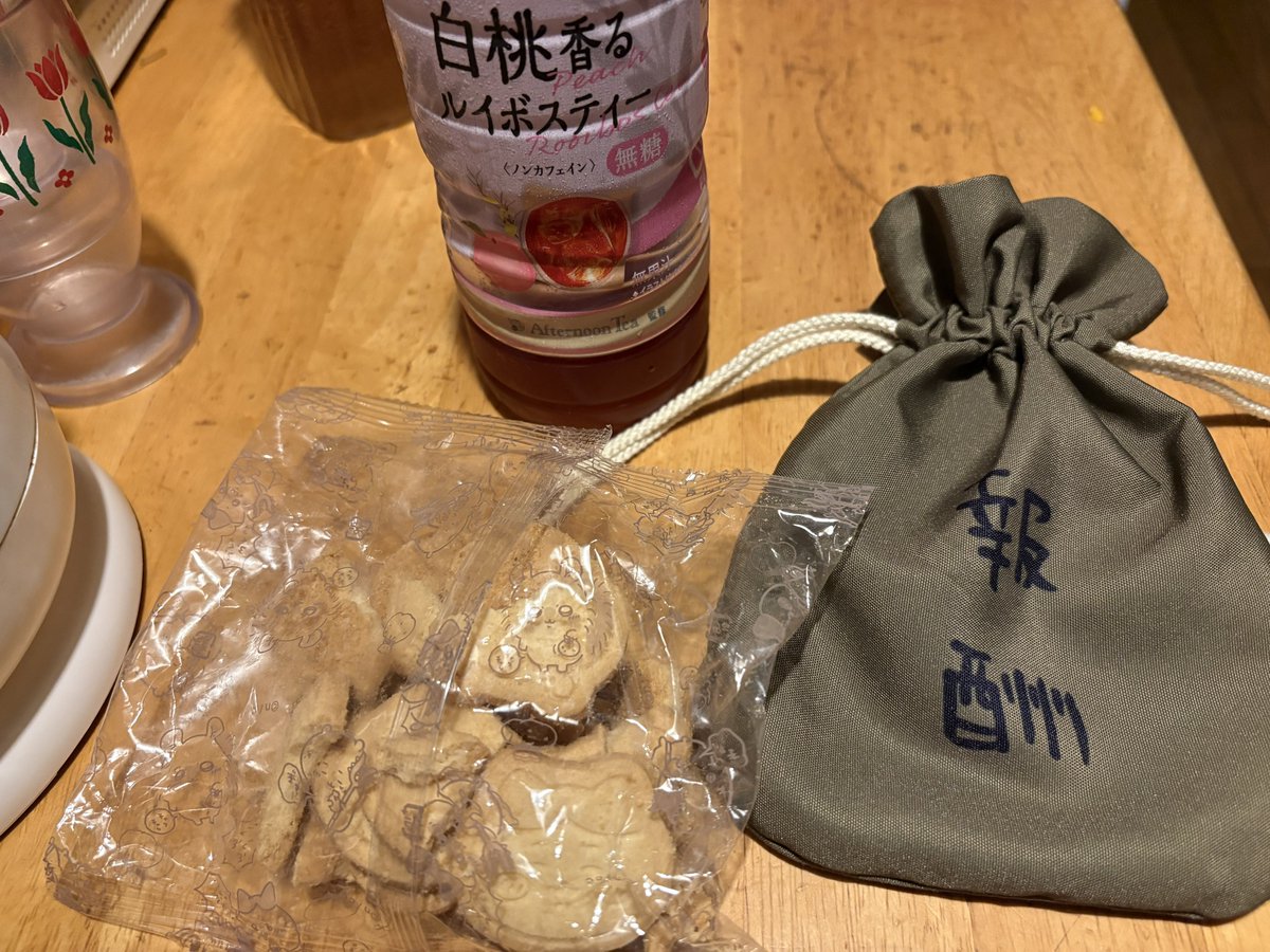 Re_riton's tweet photo. 報酬袋のクッキーやっと食べる
ボロボロになっちゃった

素晴らしいわ、報酬袋…
めっちゃいい感じに使いたい

#ちいかわ
#ちいかわパーク https://t.co/3XDUNirJot