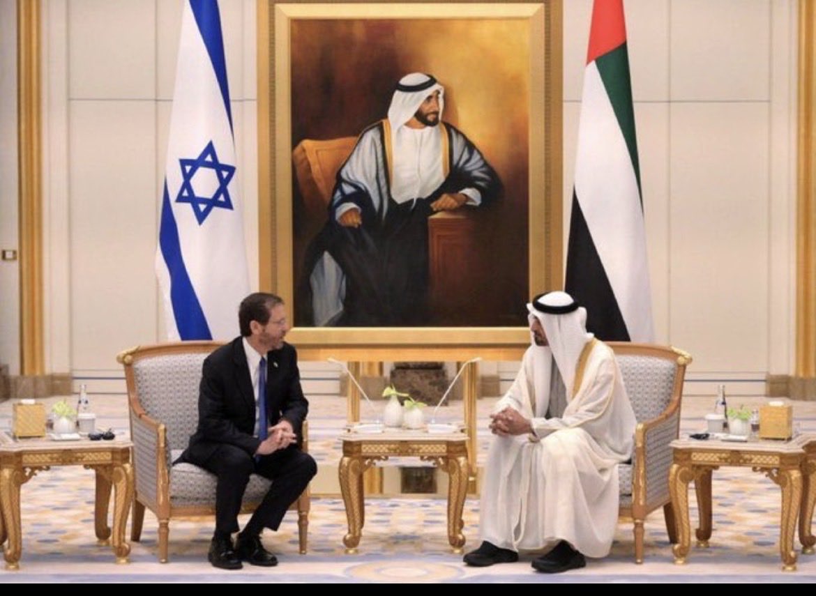 tz2v30's tweet photo. @luvlovelyluv المشكله ان. نحن  في زمنا اصبحت دويلات لا يتجاوز كبرها صاله وغرفه تتكلم أمور اكبر منها 🤭 🇦🇪 🇰🇼 https://t.co/45LSNQscEI