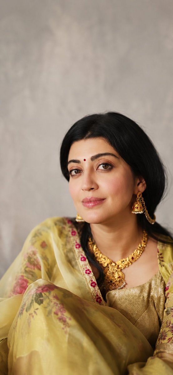 Nathoeasykadhu1's tweet photo. Peddinti kodalu Thread Part 1

Sravani 28 yrs( Kodalu ) 
Vijay 32 yrs ( sravani husband)
Pooja 30 yrs ( maid )
Rajaya 50yrs ( maid )

Sravani call matladhu corider lo tirughtu beedi smell vastunte pakana unna kali place lo chusindi akada rajaya lungi katukoni beedi tagutu unadu https://t.co/bwr1BwrBEE