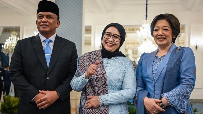 Jakartalk's tweet photo. Indonesia Corruption Watch (ICW) melaporkan tiga pejabat BGN terkait praktik rangkap jabatan, yaitu menjabat sebagai pejabat BGN sekaligus BUMN.

Mereka adalah:
Kepala BGN: Nanik S. Deyang
Wakil Kepala BGN: Agustina Arumsari dan Mayjen TNI (Purn) Trenggono

Secara hukum, ICW menegaskan praktik itu bertentangan dengan Pasal 17 huruf a Undang-Undang (UU) Nomor 25 Tahun 2009 tentang Pelayanan Publik.