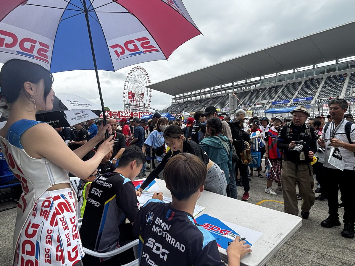 mame_mi_mame's tweet photo. 8耐ウィーク6日目🏠
走行も無事終わり、
応援に来てくれるサーキット友達と会えて幸せな土曜日🤭 https://t.co/ZD6KfSMbFN