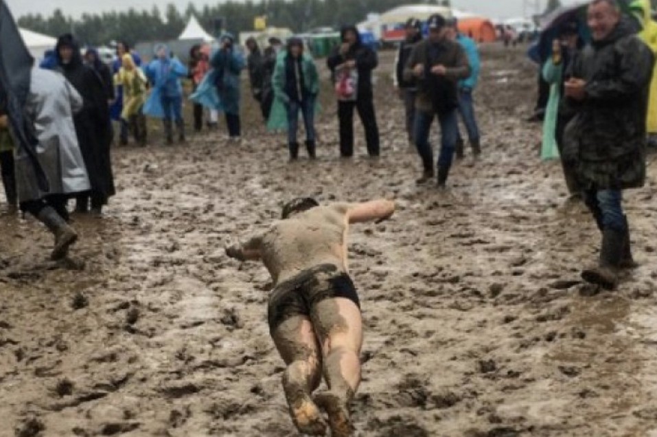 hell_errant's tweet photo. @kxysklub meanwhile typical rus rock festival. every year same story. no fun, just surviving. I mean yeah it looks funny but only once and if you are 19 or sum and have a pack of vodka 😅 https://t.co/lvO6SS1Ooh
