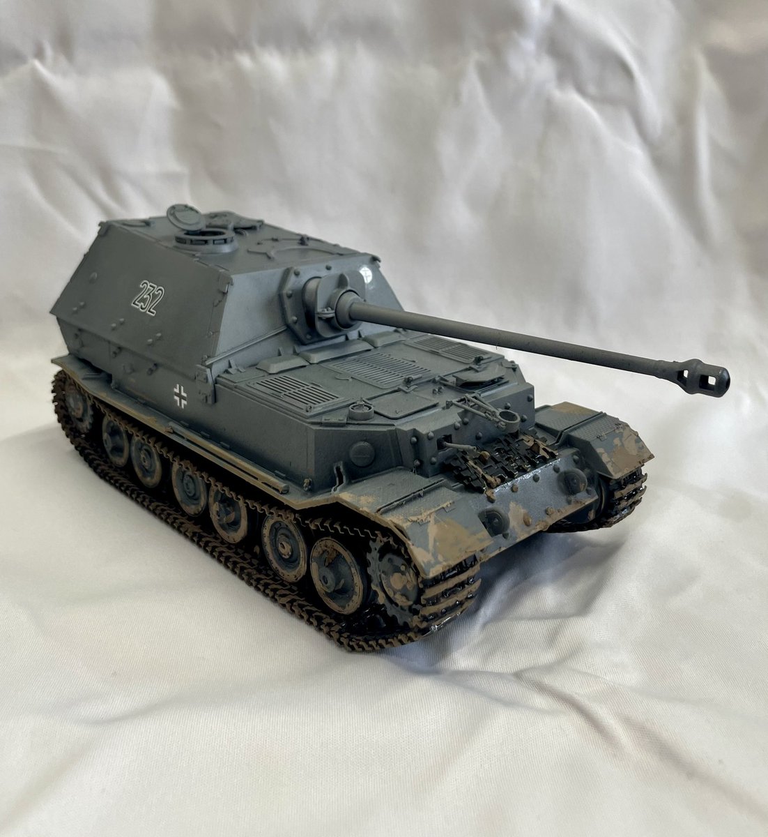 21_scanner's tweet photo. うちでタミヤのキットを購入した小学生5年生の子が、完成しました！って持ってきてくれました😍👏最高🥳💓
履帯やデカールはお父さんに手伝ってもらいつつ、ウェザリングもしててとっても上手！👏将来有望✨作ってみてどうだった？と聞くと「楽しかった！」とニコニコで答えてくれました☺️🤲 https://t.co/USPmEYfHoE