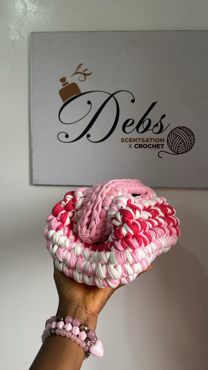 debscrochet_'s tweet photo. You found the most gorgeous gift👛🌸🥰 https://t.co/zOUM0LHIEJ