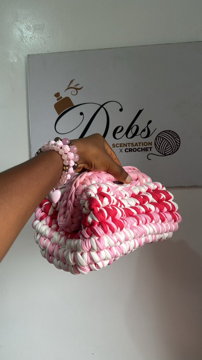 debscrochet_'s tweet photo. You found the most gorgeous gift👛🌸🥰 https://t.co/zOUM0LHIEJ