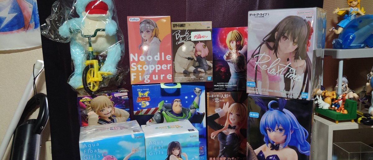 NKQ8McVUVtkPhoN's tweet photo. 今日のリザルト。

はい、というわけで午前中に動きました。　様々な方から『買った方が良いよ』と　そりゃそうだと。流石に助言を取り入れる男ケイタ・モーリス　しっかりと10時開店に合わせて戸田に轟天号を走らせましたが、
結局戸田のBOOKOFFのみでブラショ結果。
☆２枚目☆
いつもの結果みたいに変換して書いておこう。
☆アーニャ＆ボンド　12手
内箱なしらしいけど、まあ気にしないからいいや。あったかどうかは不明だけどアーニャだから後悔しないからいいやと購入。
☆絶対時間クラピカ　12手
お、お買い得！と思ったからGET。
1500超えるイメージなんだよなぁ。
その後行った古本市場さんなんて2200円だったもんなぁ。

そこから一度家に帰り、大宮へ
TAITOさんとGIGOさんなら電子マネーにてクレゲは出来ると　まあでもラムタラさんに行けば実は全部揃うんじゃね？と思いましたが、見事に欲しい新製品は何もなかった（笑）甘くなかった！わかったよ、やはり自分で獲れと言うんだね。
でも旧製品でも見逃してきたやつを見繕い。

☆３枚目☆

☆ララ　アクアフロート　14手
メインの唯君を考えていたら欲しいな・・・となって購入。いや欲しいだろ、普通に考えて

☆NIKKE モダニア　ぬースト　16手
嬉しかったなぁこれは。忘れてはいたけど見た瞬間にカゴに入れてた（笑）

☆時崎狂三　RelaxTime　13手
これも早め早めに無くなっちゃったから嬉しい。まだ蕨ラウワンさんに鎮座してるんかな？（笑）

☆ロキシーバニー　14手
あったああああ！！（笑）戸田にいっぱいあるのに何故か戸田には一つもないロキシーさんだあああ！！（笑）　いやぁ戸田に無いのよこれ（笑）　良かったぁ嬉しいぃ。

そのままTAITO大宮駅前店さんへ

☆４枚目☆

☆バズ・ライトイヤー　200円設定 で2手　＝４手

階段上がって目の前にペラ輪設定で　え？ここまでで、嘘？！あ、あれか全然動かないから？いや、ここまでやったのに？　みたいな所で止まってたから少し待って問題なさそうだからプレイ。１回目で、動きはそこまで酷くない。てかちょっと下降甘いからと２回目で突いたらGET。
前任者さんすまねえ(´；ω；｀)　いるかいらないかは微妙だけど、せっかくだし飾るよ！

☆古手川唯　アクアフロート　200円設定で13手　＝26手
メインメイン　\ｴｯﾃｨｴｯﾃｨ/　ま、まあ手数はそれほどじゃないけどやっぱり200円なのね（笑）バズ・ライトイヤーの時点でわかってたけどさ（笑）　末広がりばっかりだ！パワーは十分ではないから大変だよ(´；ω；｀)　　

☆僕のヒーローアカデミア　トガヒミコ　　14手
うををを！トガヒミちゃんいるじゃん！しかも準景品だからか100円だった。でも末広がり！大してパワーなし！何回か上がらない部分やってしまった。いつものパワーを期待しちゃあいかんよなぁ、反省。

☆喜多川海夢バニー　200円設定で4手　＝8手
どうするかは迷ったがやはりやろうと末広がりでプレイしたら　この形は予定外なのか？持っていき方が上手いこと行って早めに取れて良かった。形的に末広がりの幅も設定難しかったんだろうな。結構簡単かも。

☆カエルのラジコン　11手　
あ、よく店で回ってるやつだ！（笑）　パワーMAXで上手いことやればもっと早く取れそうかもしれないな。そんな悪くない設定だったように思えた。　どこかのお子さんにでもプレゼントしよう

いっぱい使ったし、わざわざ西口行ってGIGO行ってもやることないだろうと大宮から離脱。久々に袋パンパンに電車に乗る。本当は西川口BOOKOFFにも寄ろうとは思ったけど
両手に荷物持ってるし、ブラショでべらぼーに揃ったからいいやとなって轟天号にて帰宅。

さて、電子マネーは怖いもので、ブラショからクレゲまで気にしないでやってたからリザルト確認してみよう。　
12 12 14 16 13 14 4 26 14 8 11
合計144手　か。　おお、２００００行ってるかと思ってた（笑）使用金額をざっくり２００００を考えていたから良かった良かった。欲しいものしか獲ってないからある意味良きクレーンゲームしてきたと考えれば。満足満足。
獲りに行けないことも増えてきたけど、たまにこういった形でブラショ補給していくのは楽しいな。
後は飾るだけだ！！
あざざした！お疲れ！おしまい！

＃今日のリザルト
＃戦利品紹介
＃クレーンゲーム
＃UFOキャッチャー
＃フィギュア
＃プライズ
#大宮