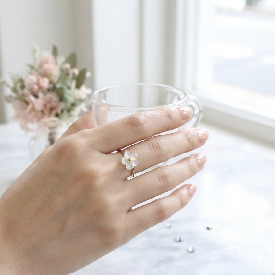M___factory's tweet photo. ホワイトシェルをフラワー型に
彫刻した透け感あるリング💍

花���中心のクリスタルカラーを
選べます。

https://t.co/nLd8zoZLtJ
#推し活 #推しカラー https://t.co/li6ZyLt1dK