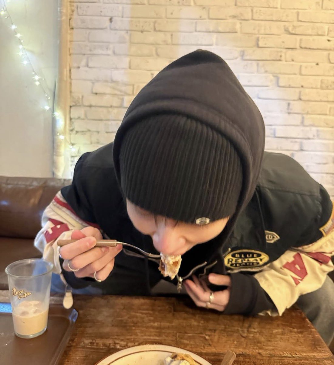 4sum1re's tweet photo. 테이블낮으면 윤정한처럼 들고 먹어야되는데
조슈아 존나 내가 음식에게로 간다 강아지였던거 생각나서 웃김 https://t.co/KTwUUA1tUQ