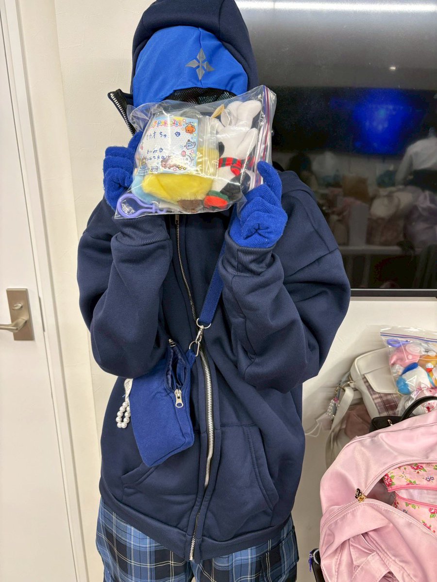 bitterchoco56's tweet photo. ViblueEBISUさん、ありがとうございました(.ˬ.)"
来てくれた方々、物販に来てくださった方々ありがとうございました( .ˬ.)"
緊張しましたが嬉しくて楽しい時間を過ごせました(❁´ω`❁)
ただ汗をたくさんかいてしまったので臭いが大丈夫だったかが気になります(；´Д｀) https://t.co/sPDuOYDSvh