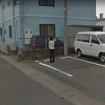 kirintosiden's tweet photo. 【 Googleストリートビューの謎の女性 】

■概要

2019年、X（旧Twitter）で
「Googleストリートビューに謎の女性が写っている」
として話題になりました。

場所は福島県福島市にあるスーパーの駐車場。

女性は駐車スペースの中央で
金網の方を向いたままただ立ち尽くしている

■幽霊説が浮上

女性は荷物を持っておらず
周囲の車には影があるのに
女性だけ影が見えないように見えることから

「幽霊ではないか」
「地縛霊なのでは」
といった噂が広まりました

さらに近くでは過去に交通事故が起き
献花もあったことから

怪談として拡散されていきます

■別の写真も発見

その後
2015年7月に撮影された別の写真も発掘

同じ女性と思われる人物が
裸足で立ち尽くしている姿が確認されました

撮影者によれば

以前にも女性を目撃したことがあり
その際は踏切の前で正座していたとのこと

また
「女性が見えた人だけが後に交通事故へ遭った」
という体験談まで語られていますが

これらを裏付ける客観的な証拠は確認されておらず
現在も真相は不明のままです。

#キリンのオカルト