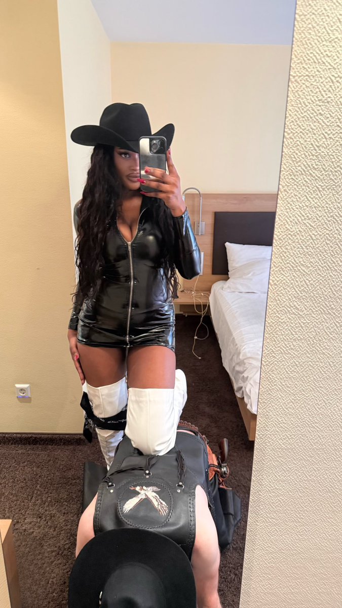 Goddessbaddiie's tweet photo. Western-Ästhetik mit einer klaren Rollenverteilung 👸🏾♠️🧎🏼
Meint ihr er ist mit seinem Platz zufrieden?!🤠✨

#bnwo #femdom #findom #worshipme #ebonymistress #prayforme #germanslave #oldwhitemen #whiteboi #herrin #ebony #kontofick #simp #loser #lack #latex #ebonygoddess #schwarzeherrin #melkung #zahlfotze #westernfetish #leder #leather  
#stiefel #raceplay #KneeForMe #Toilettensklave  #JungeHerrin #blacksupremacy #cowgirl #cosplay #Reparations #blackowned