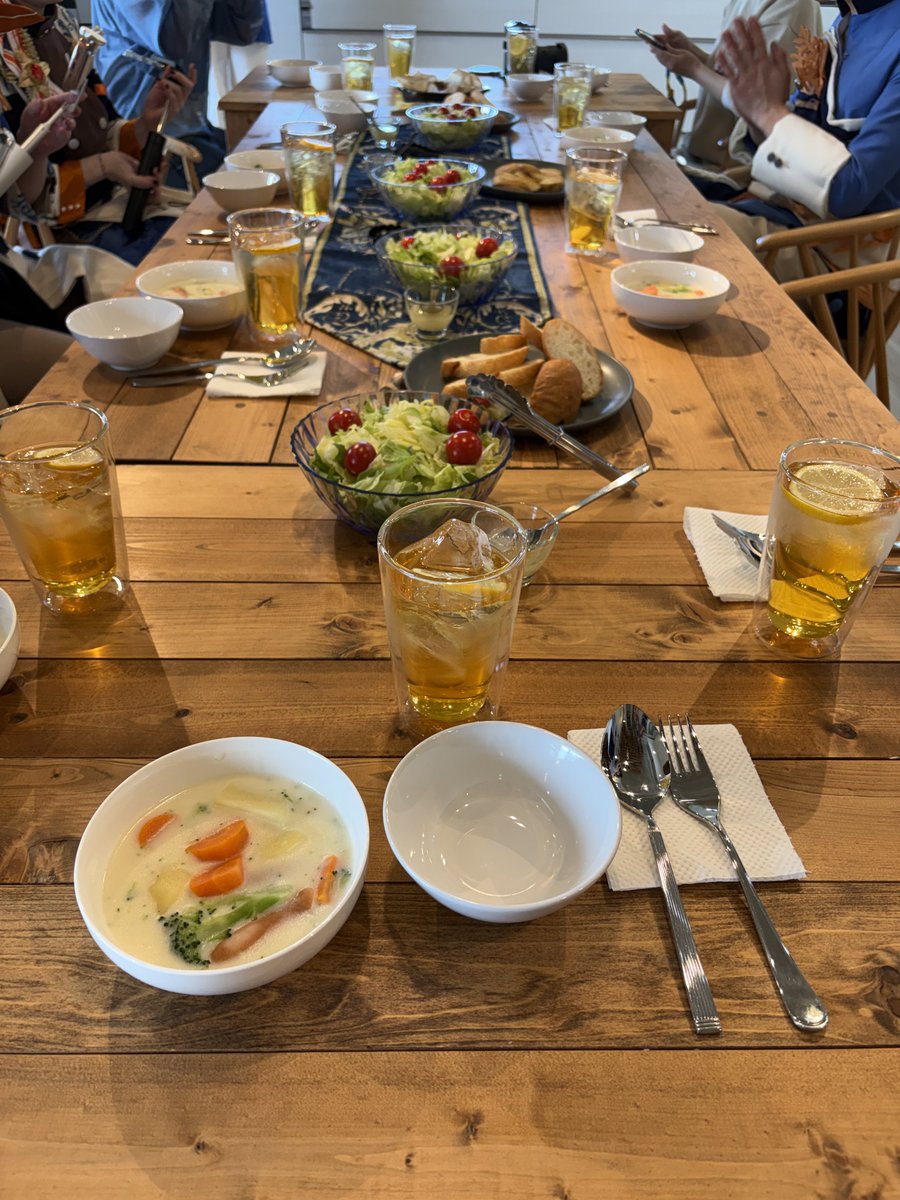 marun_cos's tweet photo. 【コス写⚠️】
今日はご飯作ってみんなで食べたりする面影併せをしてまーす☺️✨
めっちゃ素敵な場所で、重低音のカラオケをBGMに現在まったりコーヒーブレイクしてるよ☕️

#0704珈琲で一息ついて https://t.co/IGDEyDUdBC