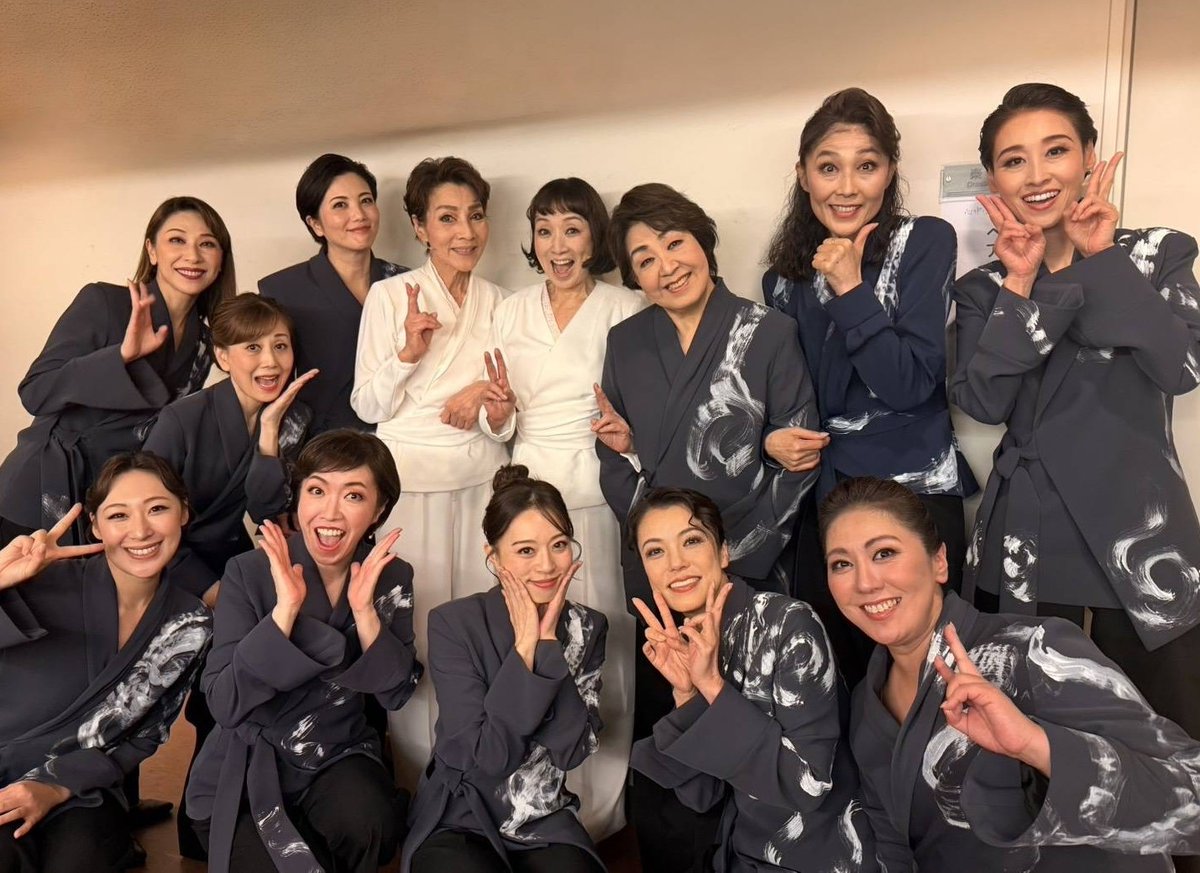 t_stage_umegei's tweet photo. 朗読歌劇『#心中・恋の大和路』

 昨日、全公演を無事完走いたしました❄️  
 
朗読歌劇としての台詞と歌の世界・・・
お客様の温かい拍手と👐作品に携われたすべての方に感謝いたします😀

📷出演者一同感無量でした📷 https://t.co/WWS0sacwPN