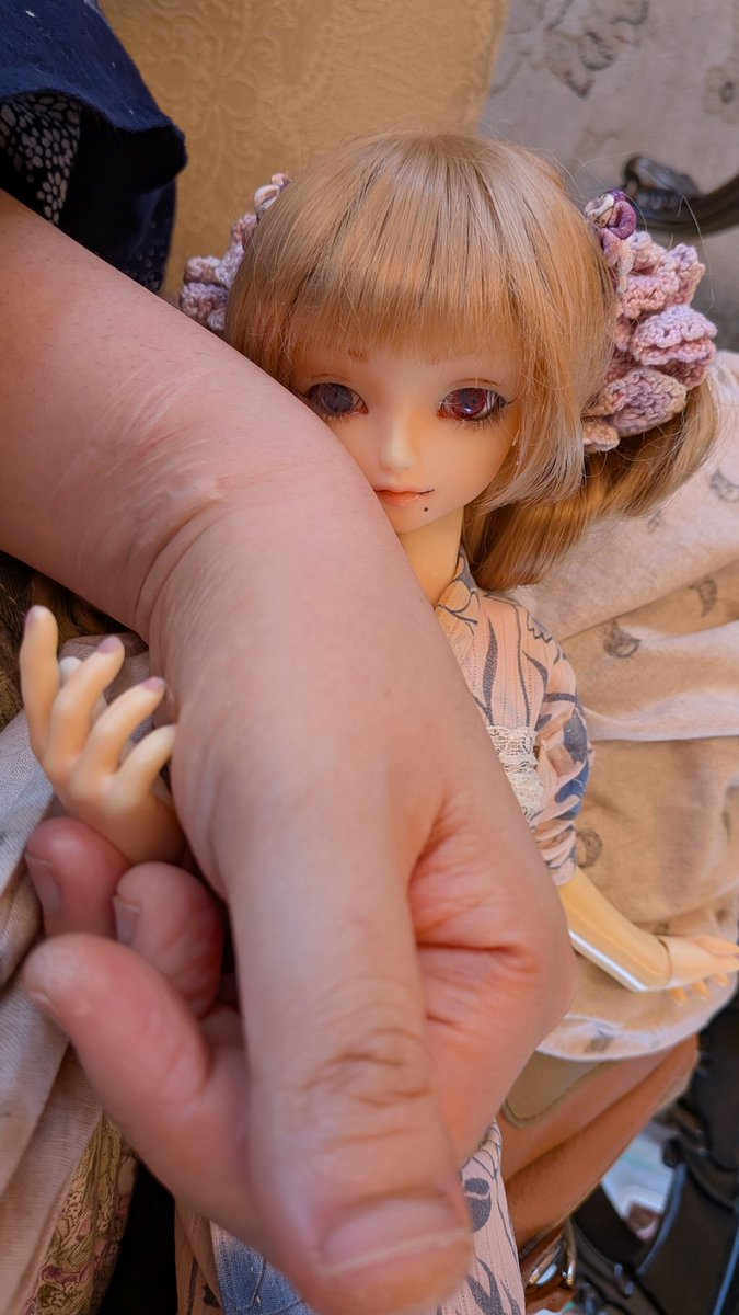 sorairo_zakuro's tweet photo. ツカサにかわいいお顔をさせたい?
簡単だ、オーナーに抱き着かせろ。
#SDM45
#SDM_F_45
#うちのこかわいい
#ドールとオーナー https://t.co/DM1vEpUADk