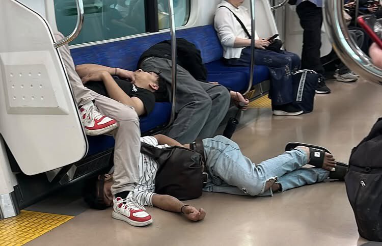 Izumi_Sunagawa's tweet photo. この外国人たち
駅員さんが起こして引っ張っても全く起きなかったんだと。
しかも全く酒の臭いもしなかったらしい。

シラフでこれなのかよ？
さすがに舐めすぎだろ！ https://t.co/gZJEZqhv4R