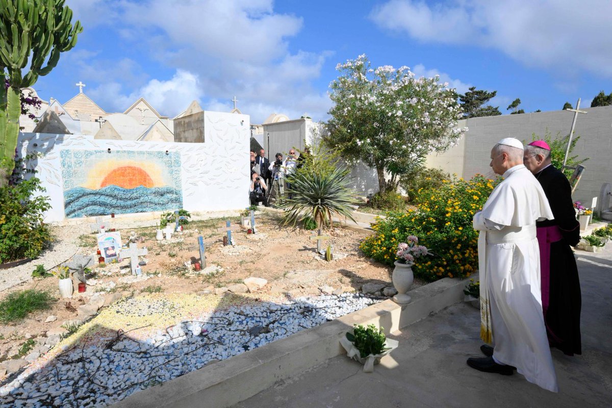 VaticanNewsPL's tweet photo. Papież złożył kwiaty na cmentarzu na Lampedusie, gdzie pochowani są migranci, którzy zginęli na morzu w drodze do Europy https://t.co/PUfi737PbX