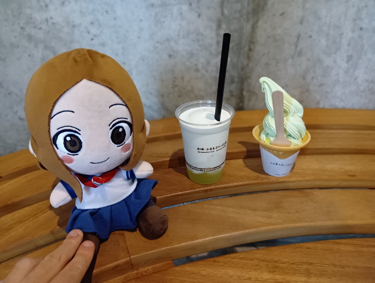 Hiichan20137's tweet photo. 母ちゃんがソフトクリー厶🍦を食べたいと言い出したので、
オリーブ公園でオリーブソフトとレモンシェイクを頂きました〜

美味しかったです👍️👍️👍️

高木さん劇場版のポストカードの
聖地巡礼も

#小豆島 
#オリーブ公園 
#高木さんめ https://t.co/N3CMOsCRpA
