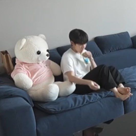 yelloww_do0's tweet photo. 도영님이 쪼꼬미같아보일때마다 주머니에 넣고 싶다는 생각을 멈출수없음... 그는 178거대토끼임에도불구하고.. https://t.co/YpxHIjRTaQ