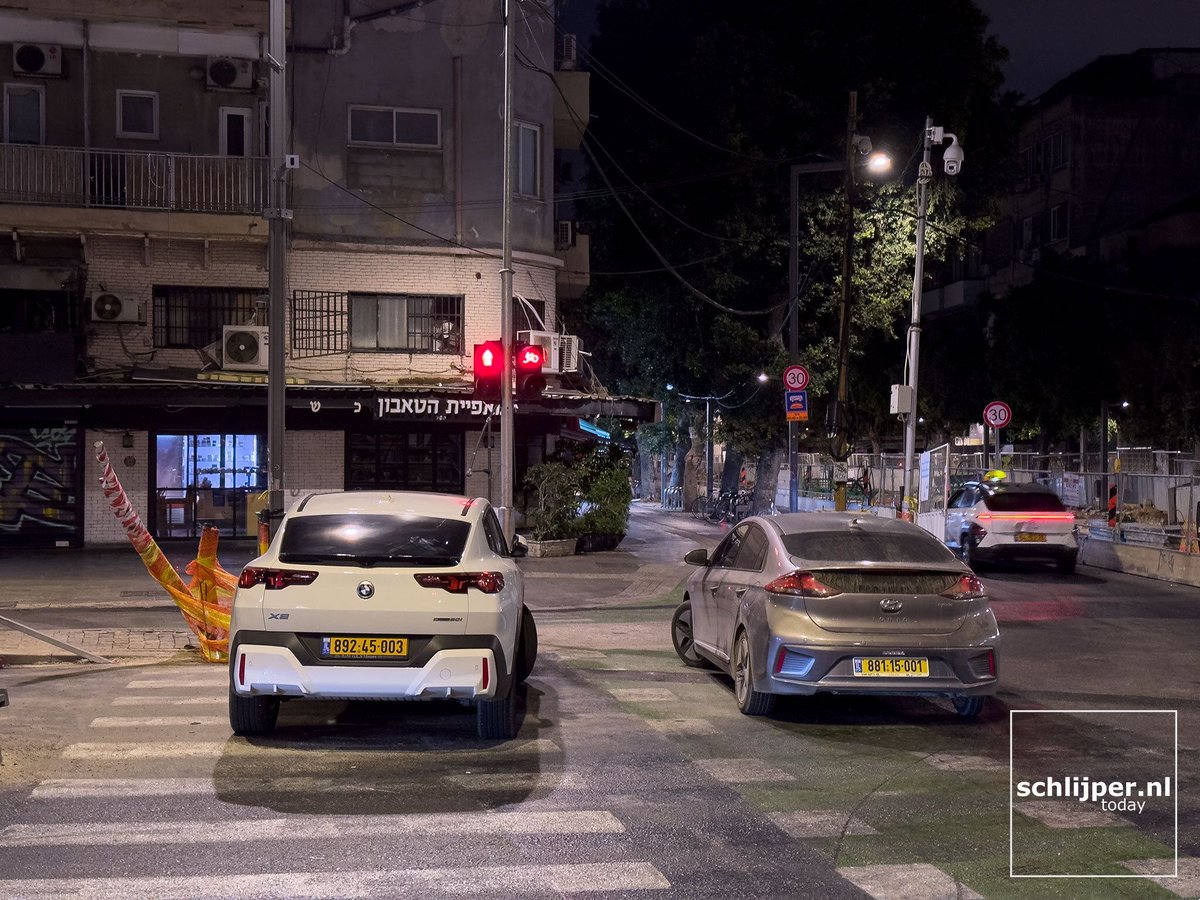 schlijperisrael's tweet photo. During the day drivers park like jerks already; in the night it's even worse.
Tel Aviv, Yehuda HaLevi, Allenby
04/07/2026, 03:45 #carsTLV #jayparking  #פיד_תחבורה   #פידתחבורה https://t.co/uummDnSp2x