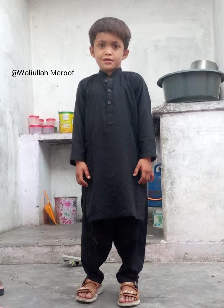10waliullah's tweet photo. اس بچے کا نام ابوبکر ہے اور والد کا نام بابر ہے
ابوبکر کی عمر 9 سال ہے اور ذہنی طور پر مکمل ٹھیک نہیں ہے۔
آجبسے تقریبا ڈیڑھ ماہ قبل ابوبکر کراچی کے علاقے اتحاد ٹاؤن میں اپنے گھر کے باہر سے لاپتہ ہوا تھا۔آج تک کوئی سراغ نہیں ملا۔
بچے کے والدین اپنی زندگی جینا چھوڑ چکے ہیں،صبح شام اپنے لخت جگر کو ڈھونڈ رہے ہیں لیکن کوئی سراغ نہیں ملا رہا۔
تمام دوست صرف اللہ کی رضا کے لئے دکھی ماں باپ کی زندگی بحال کرنے کے لئے اس پوسٹ کو زیادہ سے زیادہ شئیر کریں۔
آپکا ایک شئیر ابوبکر کی تلاش میں مددگار ثابت ہوسکتا ہے۔
کسی بھی اطلاع کے لئے نیچے درج نمبر پر رابطہ کریں

+923162529829

4 july 2026
#waliullahmaroof
