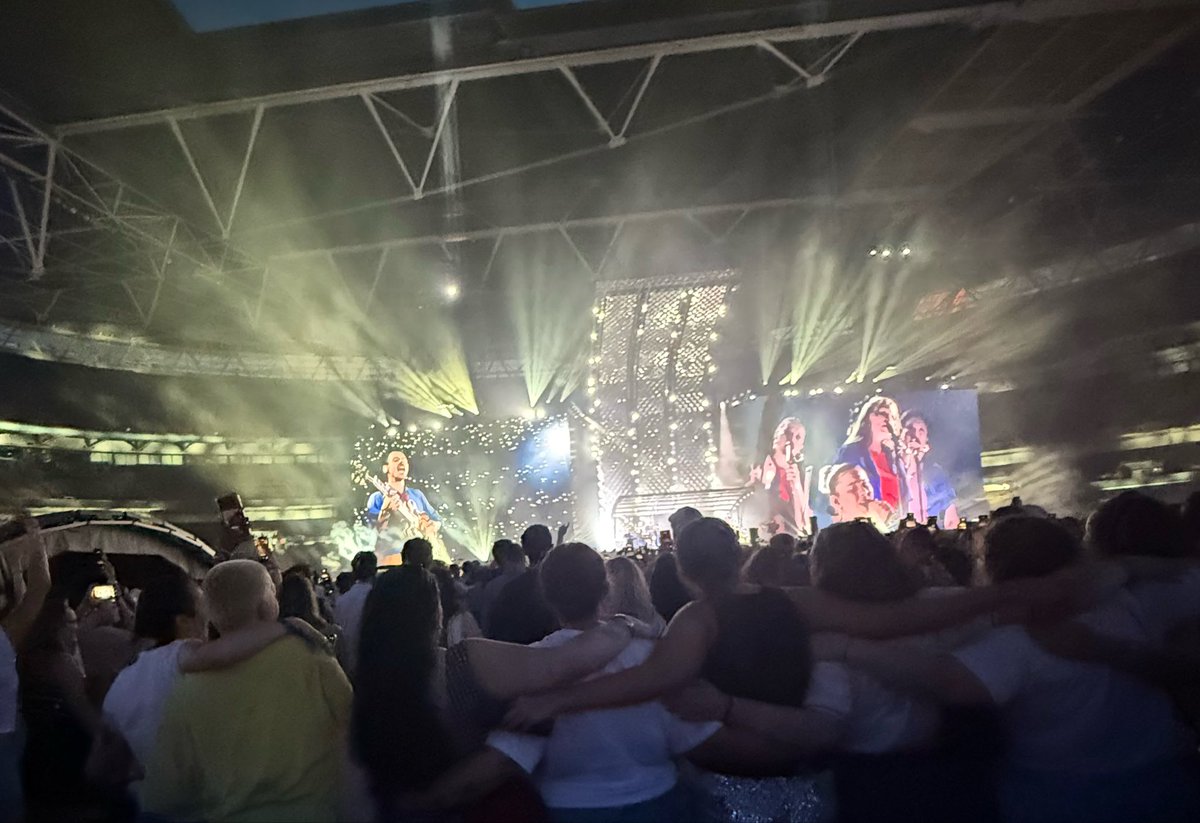 littlefreakwia's tweet photo. i’m bringing my best friend of 11 years today and will be dancing with all my newly met friends for one last time today 🩷
this tour really brings everyone together together and we’d love to capture it through our lense as photographer ocassionally @HSHQ https://t.co/p4yThu7h0p