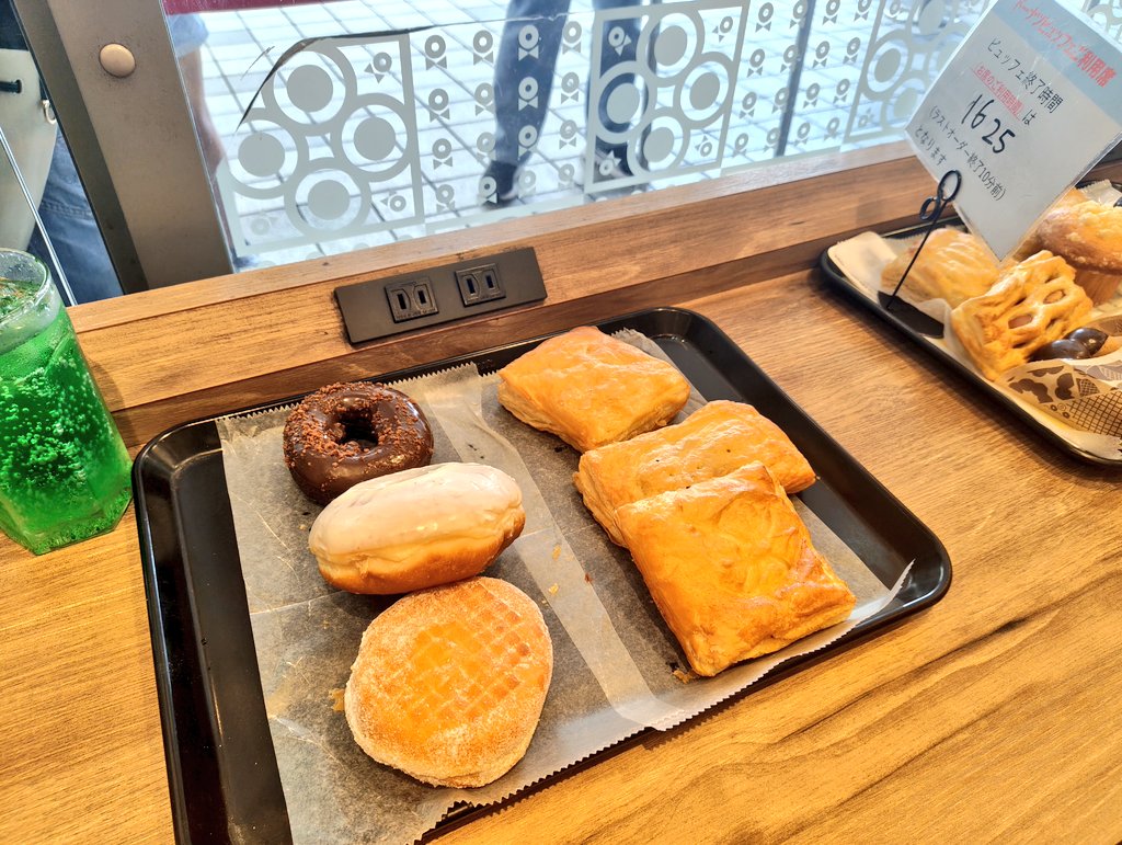 nm7armwrestler's tweet photo. 初ミスドのビュッフェ🍩
ハニーチュロなるものを生まれて初めて食べたんだが、ミスドのメニューで一番好きかもしれん。
ただ、甘いものはあまり量入らないんだよなぁ…笑 https://t.co/vBgJenJTEH