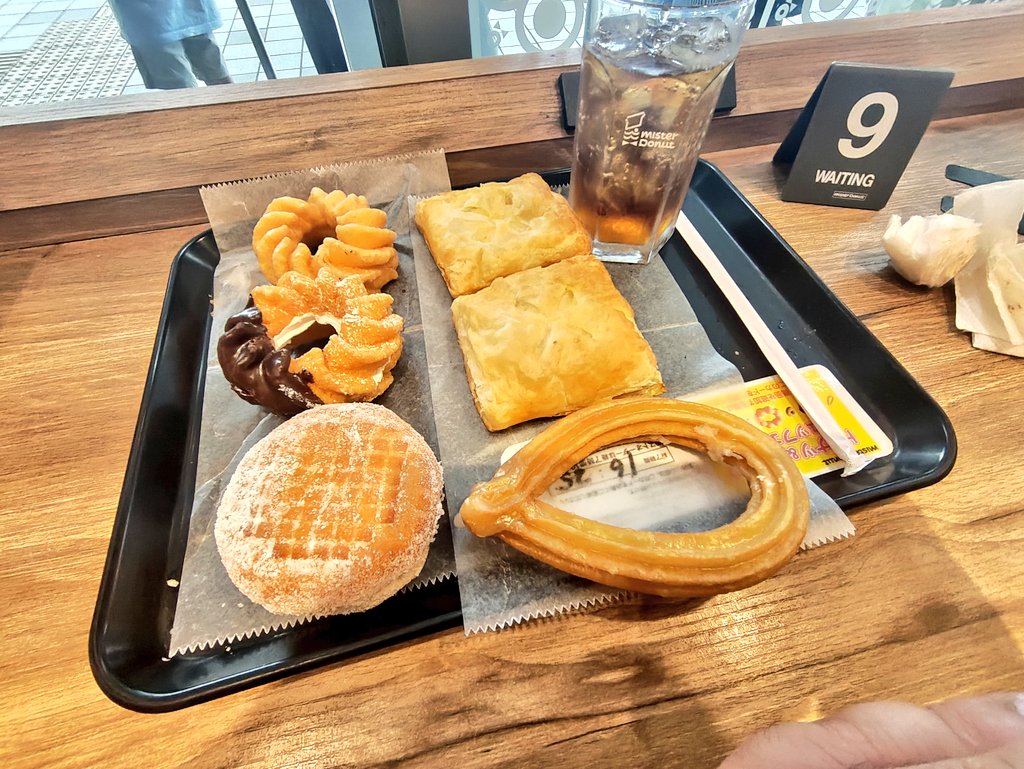 nm7armwrestler's tweet photo. 初ミスドのビュッフェ🍩
ハニーチュロなるものを生まれて初めて食べたんだが、ミスドのメニューで一番好きかもしれん。
ただ、甘いものはあまり量入らないんだよなぁ…笑 https://t.co/vBgJenJTEH