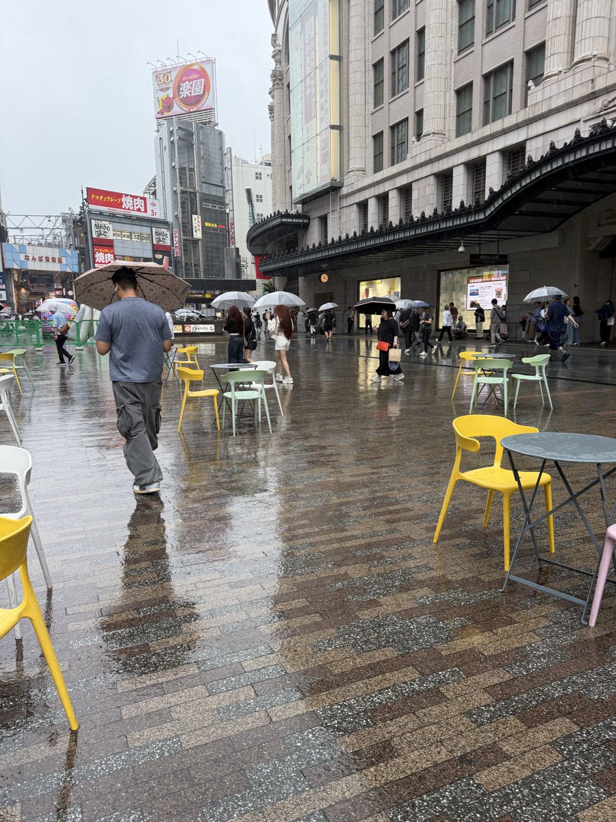 Fluffy_sakuras2's tweet photo. 家でゆっくり寝るはずが雨の中移動中☔️ https://t.co/eKlsQT3TGO