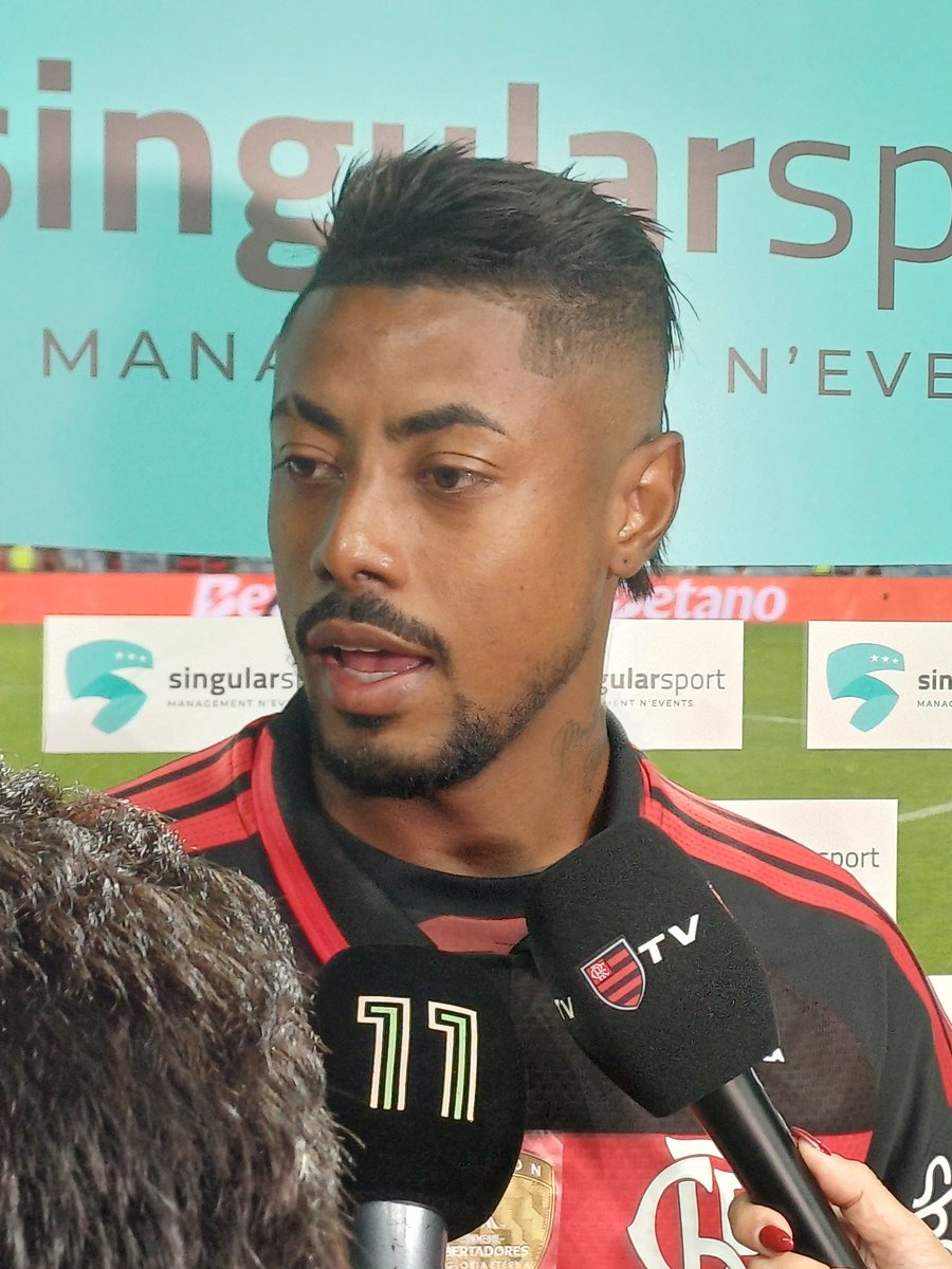 kamillo_00's tweet photo. Fazendo perguntas a Bruno Henrique na zona de entrevistas rápidas 💪 Mais um objetivo pessoal cumprido. #flamengo 
@Flamengo @Flamengo @ColunadoFla https://t.co/GcI4KuEaAN