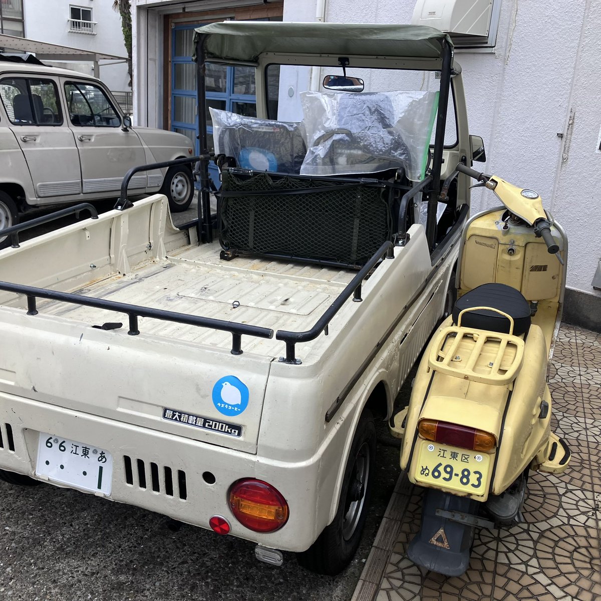 himepiyo's tweet photo. バモスに雨避けにカバーかけてたら、かえって蒸れてしまったのかエンジンかからない😅たまにパン！となるので電気系かと。キャトルばかりいじってて拗ねた！？
#バモスホンダ https://t.co/LI5LZIBsG4