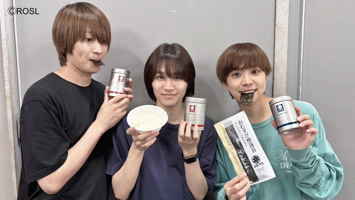 love_kome_stage's tweet photo. 🍚田んぼ（稽古場）通信🍚
海苔問屋 高喜商店さん（@takakisyouten）より海苔のお差し入れをいただきました🙌✨
お腹ぺこぺこのキヨハタモチ役 北乃さん・てんたかく役 中三川さん・日本晴役 吉澤さんはご満悦‼️

高喜商店さん、美味しい海苔をありがとうございライス🎶

#ラブ米 #米ステ #おかソニ https://t.co/r7vtehNrIX