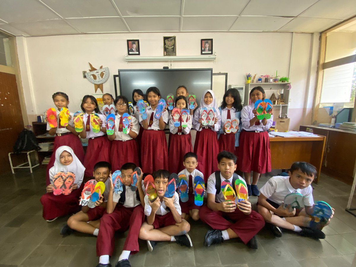 iHug_UI's tweet photo. ASLIIII AYOOO DAFTAR HYUNDAI JUMPSCHOOL!! bakal ketemu banyak tementemen superbaik dan anak-anak lucu gemes :3 https://t.co/RIlqAATZZK