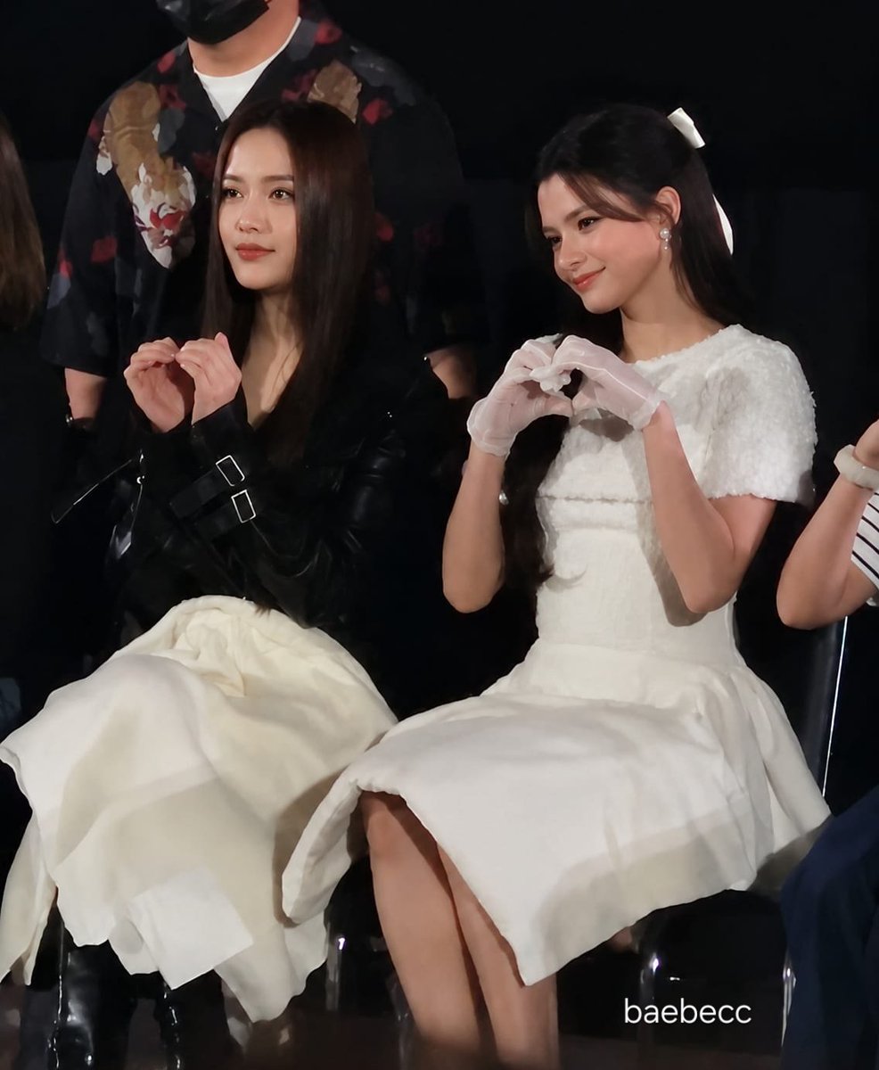 baebecc's tweet photo. i was placed right behind becky, i told her that we vc-ed last week and sing skin together, she said she remembered😭

then i asked her for concert in indonesia pleaseee, she looked at me, gave me cross fingers with both hands saying "trust trusttt" 🥹🥹

#เสน่หาวาโยตอนจบ https://t.co/WGh2XrksPg