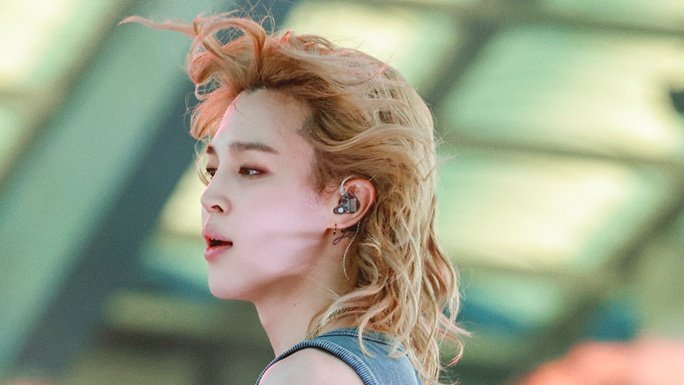 thejminie's tweet photo. are yall even comprehending actual curls on his REAL hair like dare i say this is fr his best hairstyle. https://t.co/CuyDg0c4sX