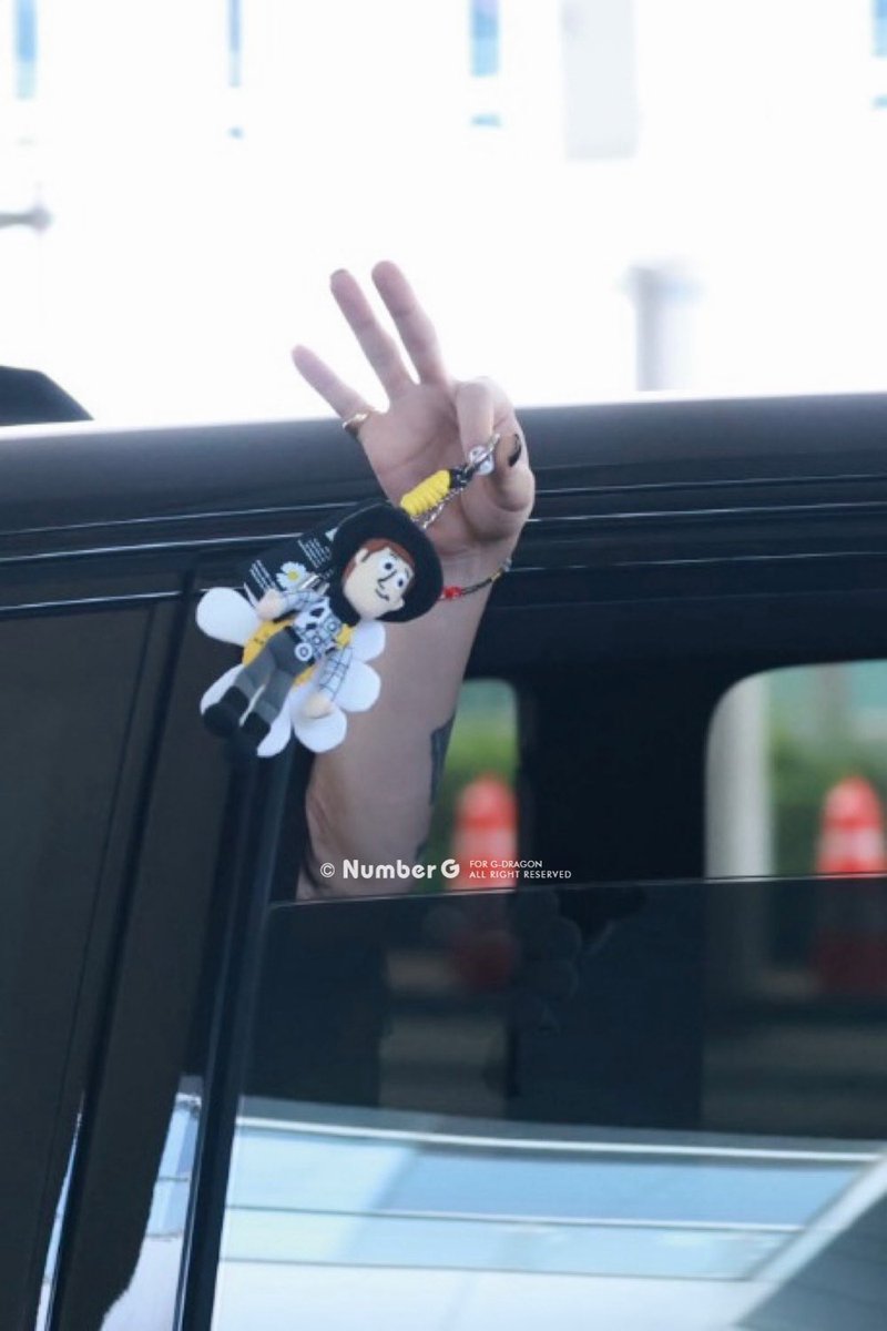Number_GGG's tweet photo. 260704 입국 🤠💛
#GDRAGON #지드래곤 #권지용 #NumberG https://t.co/7sSN57L6HV