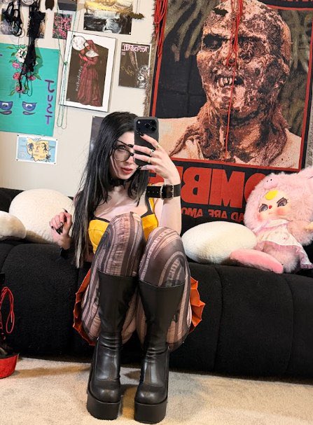 raydarkmercy's tweet photo. I'd were cute sets to greet you at home on any given day. https://t.co/5F41oPJQ7A
