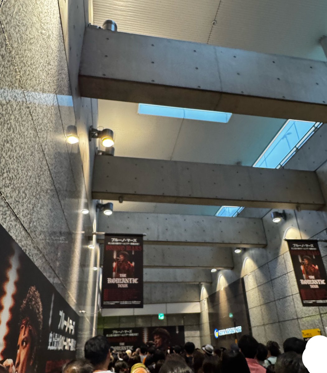 86ImRealHam86's tweet photo. え、梅田駅にブルーノマーズ来てるってこと？？？ https://t.co/c9JMqWIHHh