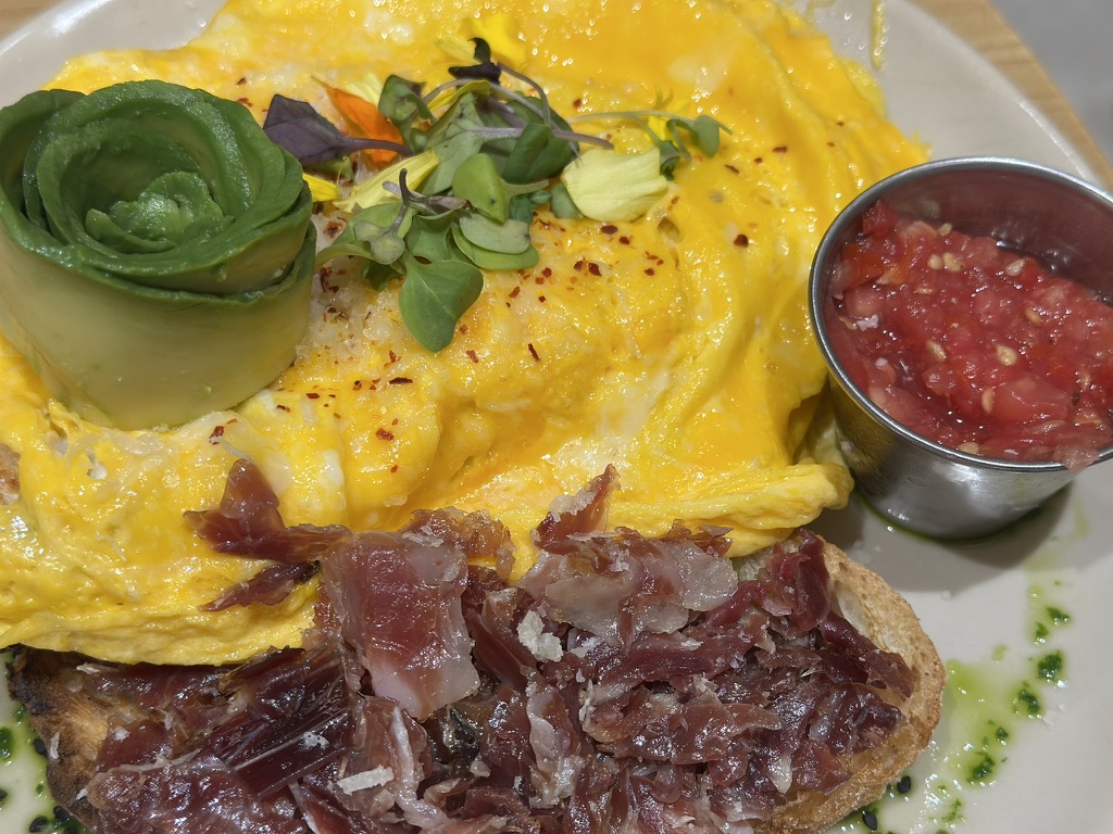 comerbeber's tweet photo. Una tortilla con mucho color y sabor en Brunchit (@brunchit.es) María de Molina: huevos cremosos, aguacate, tostada con jamón y tomate rallado para acompañar. Un plato completo, vistoso y perfecto para empezar el día con calma o alargar la mañana en Madrid.
#Brunchit #BrunchMadrid #MaríaDeMolina #MadridFood #BrunchLovers #ComerEnMadrid #FoodieMadrid