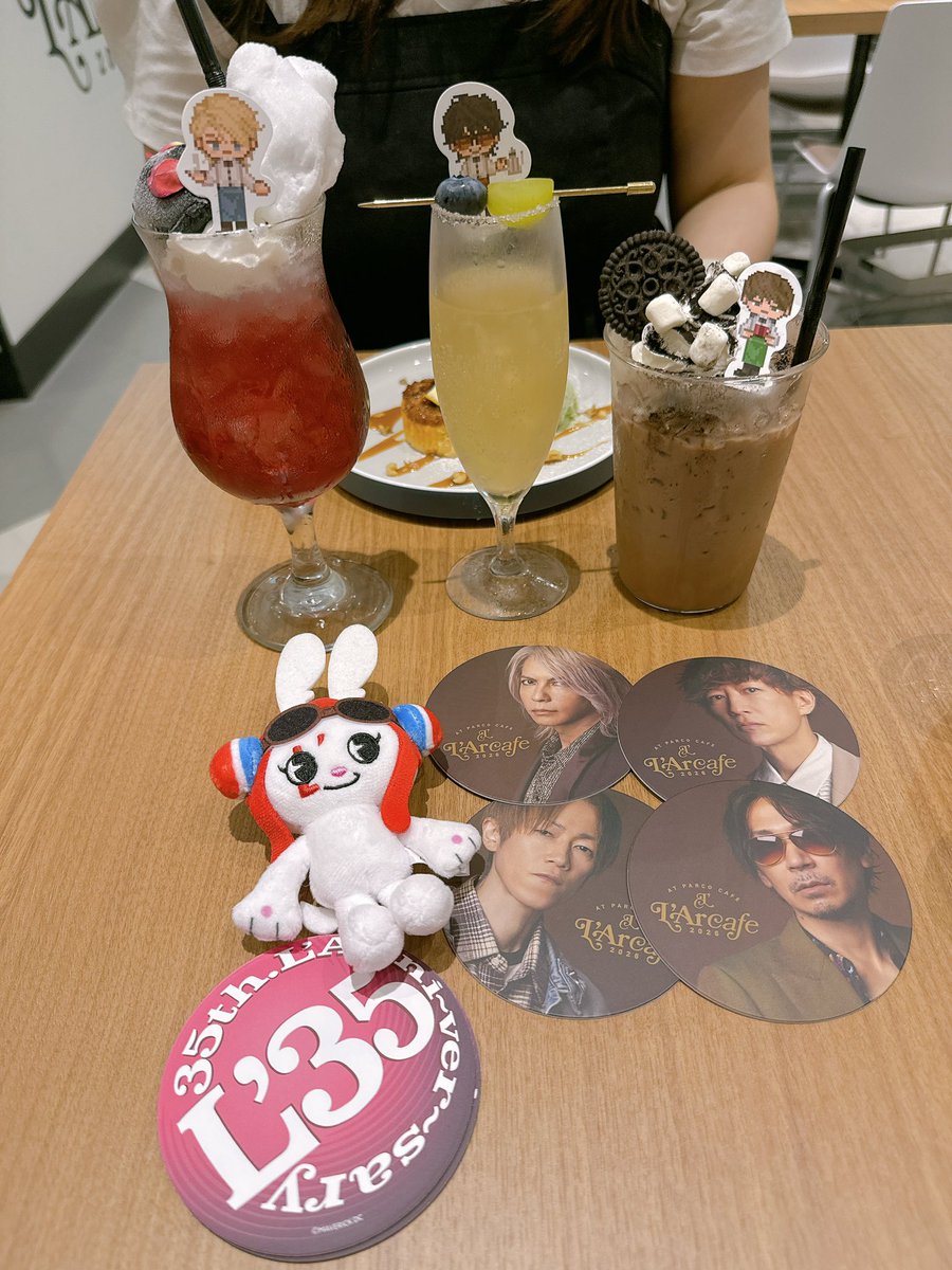 EDEN0511's tweet photo. やっと行けたラルカフェ🌈
デザートとドリンクを主に注文しました🍨
コースター被りなし‼️

お店のまわり、ポケモンとかジャンプショップとかアニメ系のお店ばっかりの中にラルク🌈ww
楽しかった♡ https://t.co/SI3WPk2hbb