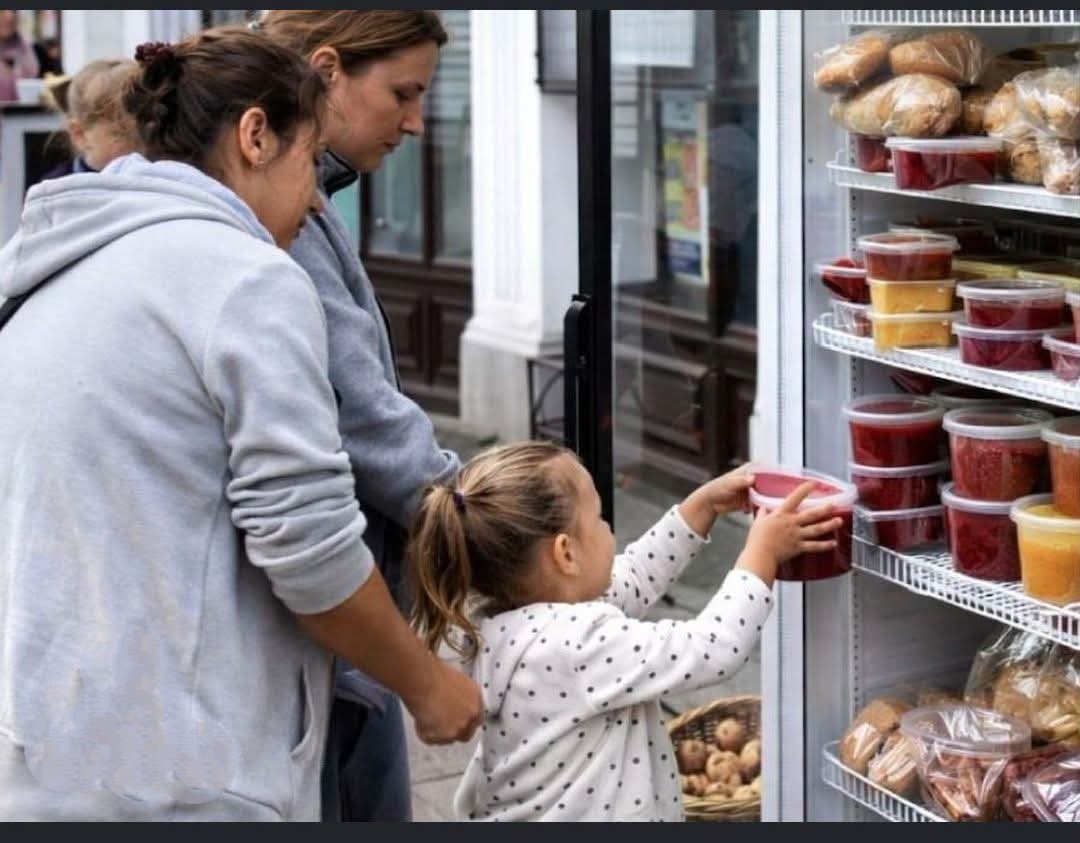 redrainontitan's tweet photo. 👉52 müslüman ülkenin yapamadığı- 

Müslümanların Kâfir olarak gördüğü yeni Zelanda'da sokaklara buzdolabı yerleştirmişler. İnsanlar ihtiyaç fazlası yemeklerini oraya bırakıyor, ihtiyacı olanlar alıp yiyor. Böyle bir fikrin açın halinden anlamak için asırlardır oruç tutan sözde müslümanlardan değil de kâfirlerden çıkması enteresan değil mi?