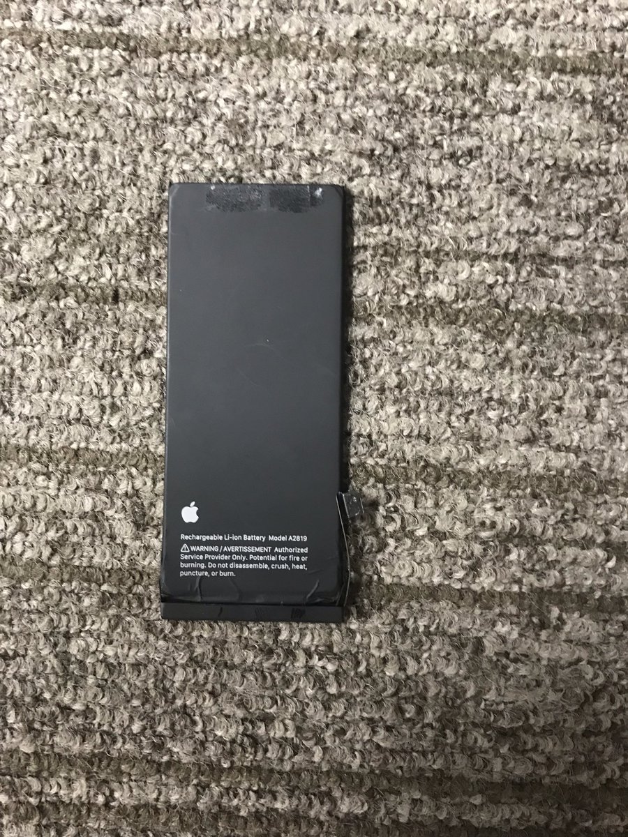 ringoyatori's tweet photo. iPhone SE3バッテリー交換を行いました。フル充電回数1106回、容量が80%まで劣化していました。当店ではフル充電回数400回、容量は85%を交換目安として推奨しております、作業後はフル充電回数0回、容量100%を確認しております。 https://t.co/ZqAmodKzzY