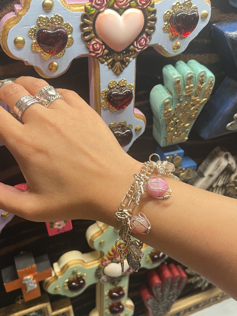 padmexico's tweet photo. ゴールドの金属に7大天使チャームと
それぞれのチャームの後ろに天然石も一緒に付いた
豪華でインパクトのあるブレスレットです✨

7大天使にはそれぞれに役割があり、
色んな方面から守られていて可愛いなんて最高ですね💕

PRICE ¥4,950

WEB SHOP未掲載の為、DMにてお問合せください💌 https://t.co/kpjaDgxfNv