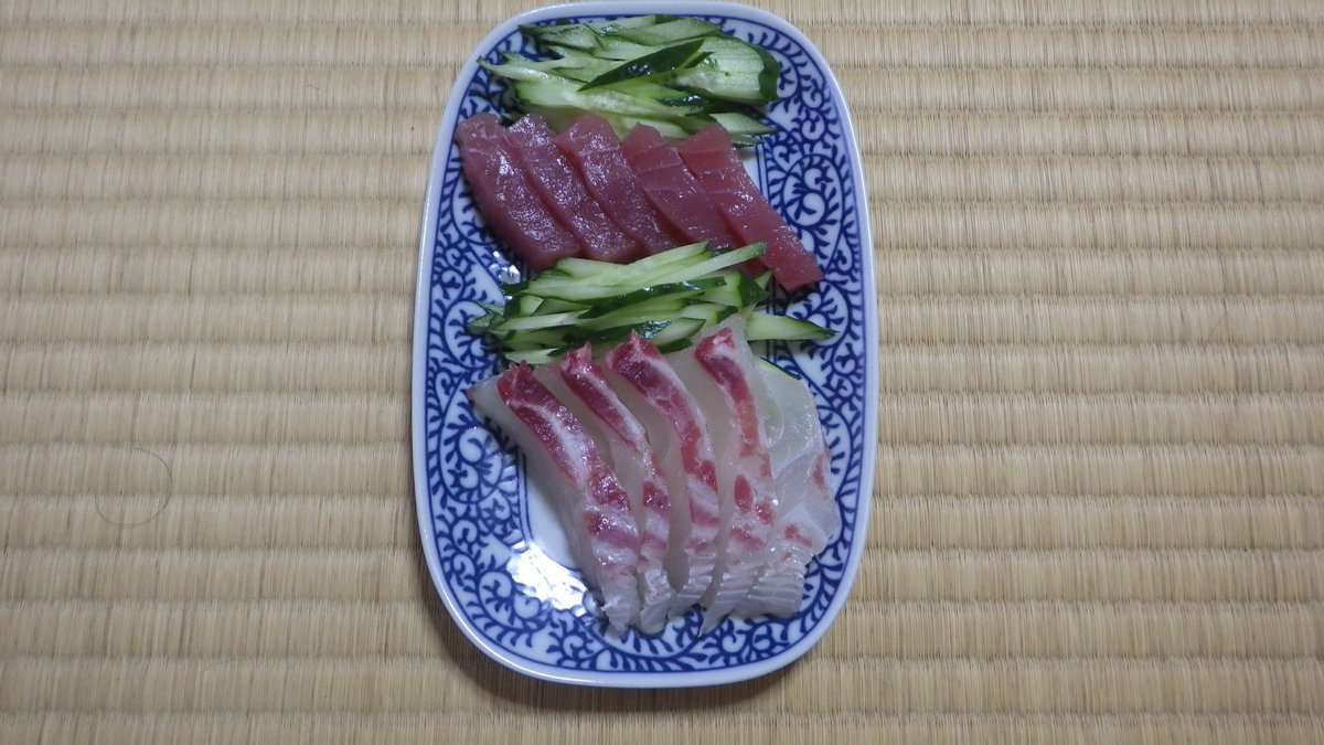 OH_taco79's tweet photo. 土曜日なので恒例のアレです！近所の鮮魚店で購入した泉州産の天然マダイと近所のスーパーで購入した沖縄県産の生キハダをいただきます。当たり外れの大きい天然マダイであるが、今日のは当たりっぽいわ♪食べるのが楽しみです(^^)
＃本日のお造り https://t.co/eSC8ziMbcd