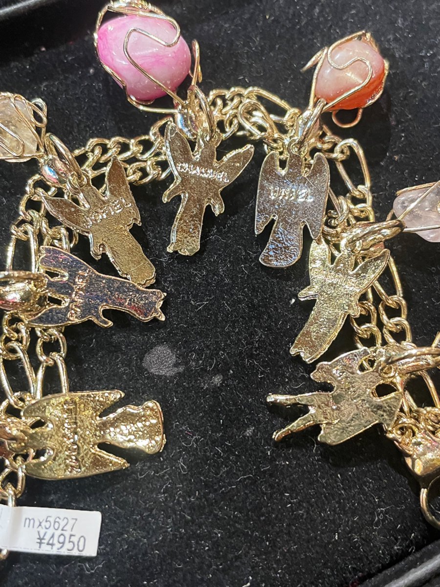 padmexico's tweet photo. ゴールドの金属に7大天使チャームと
それぞれのチャームの後ろに天然石も一緒に付いた
豪華でインパクトのあるブレスレットです✨

7大天使にはそれぞれに役割があり、
色んな方面から守られていて可愛いなんて最高ですね💕

PRICE ¥4,950

WEB SHOP未掲載の為、DMにてお問合せください💌 https://t.co/kpjaDgxfNv