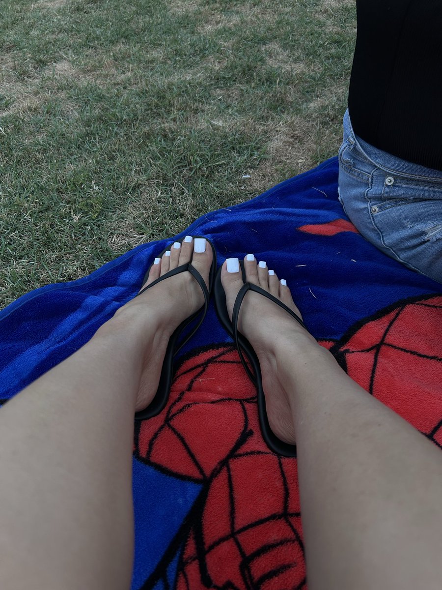 prxnvesscie's tweet photo. White toes &amp; my spidey blanket 🥰 https://t.co/995wiNmo4l