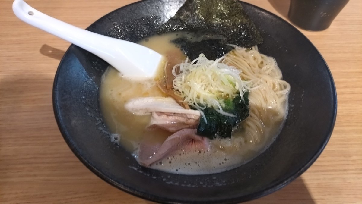 rinyuuu's tweet photo. 最寄りのイオンモールへ
入った瞬間行列になってて何事かとおもたけど、まだまだ王様の人気は冷めてない模様🍔他の飲食店もどこも混んでたから全く違うところで食事🍜本を落ち着いて読むために喫茶店のコース
あざす！今日も活動できました
#バーガーキング #一鶏 #コメダ #トリプルセブン #回顧録 https://t.co/pU6POcZEf6