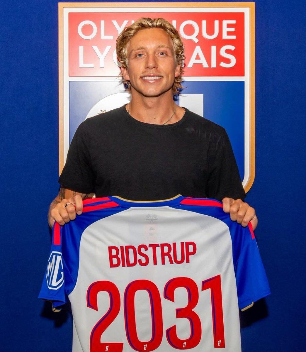 Lugdunews_'s tweet photo. Les nouveaux numéros de maillot à l'OL ! 👕❤️💙

🇩🇰 Mads Bidstrup --> 2
🇬🇭 Ernest Nuamah --> 7
🇫🇷 Khalis Merah --> 18
🇧🇪 Julien Duranville --> 24
🇫🇷 Kaïl Boudache --> 26
🇧🇫 Mohamed Ouédraogo --> 76 https://t.co/4FF7Huy9LU